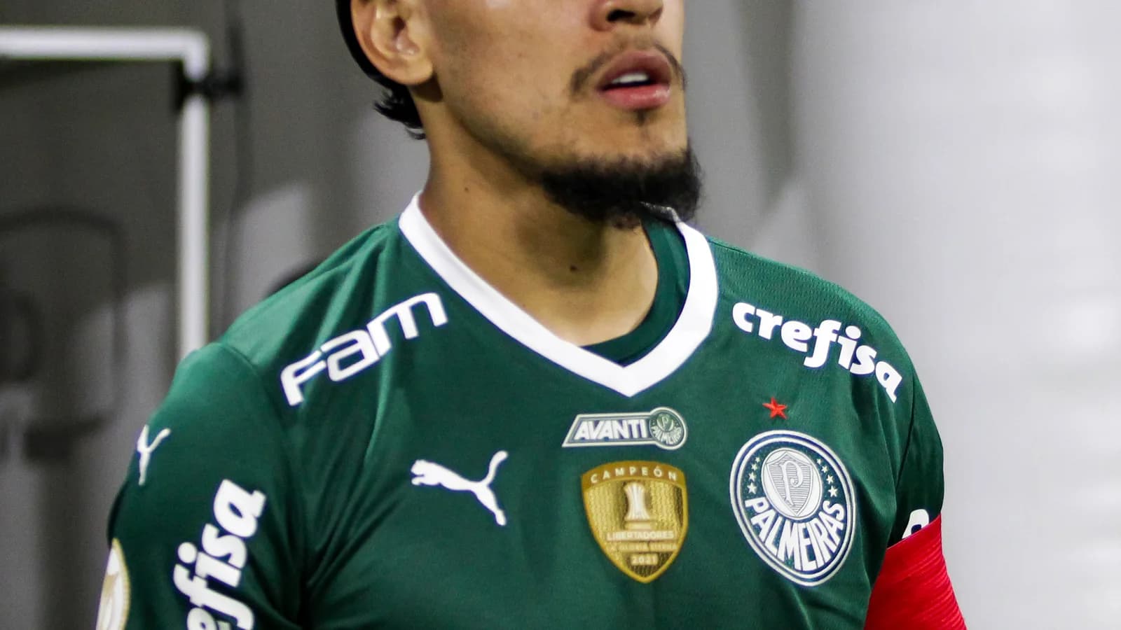 Gustavo Gómez com o uniforme do Palmeiras e a braçadeira de capitão