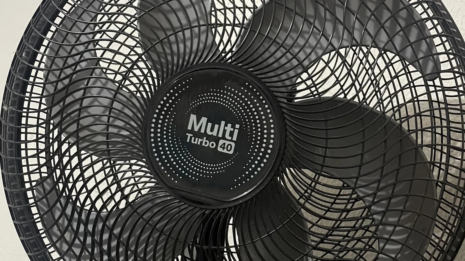 Ventilador de mesa da marca Multilaser, um dos produtos fabricados pela empresa