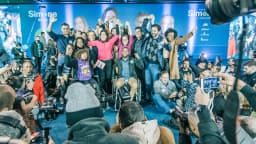 Simone Tebet posa com apoiadores em ato de campanha em São Paulo, em foto de arquivo.