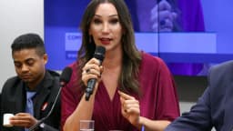 Tifanny Abreu discursando em audiência pública sobre atletas trans no esporte, na Câmara dos Deputados