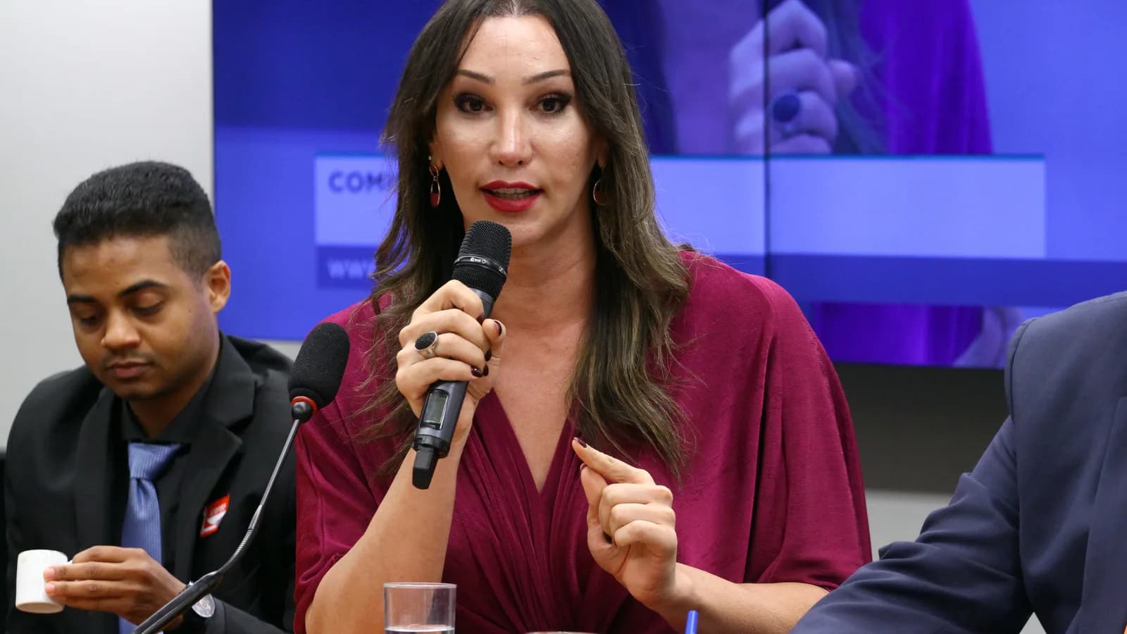 Tifanny Abreu discursando em audiência pública sobre atletas trans no esporte, na Câmara dos Deputados