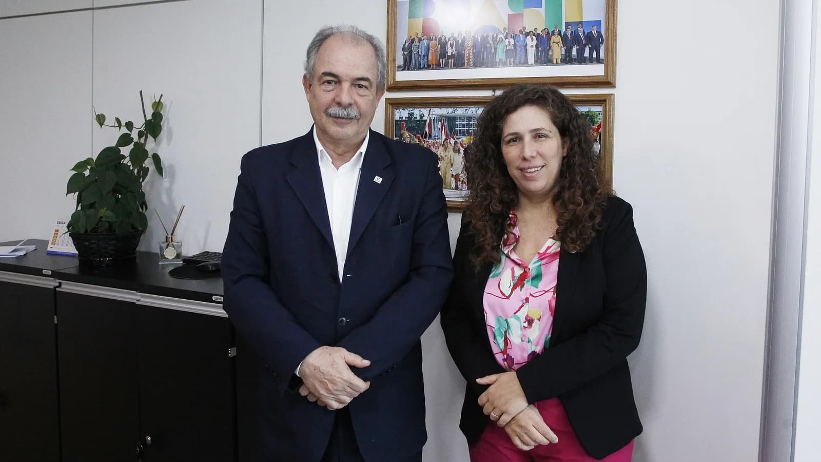 Aloizio Mercadante, presidente do BNDES, ao lado da ministra Esther Dweck em escritório