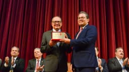 O ministro Gilmar Mendes recebe homenagem em evento institucional