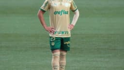 Raphael Veiga, com a camisa do Palmeiras, em campo durante partida