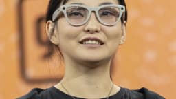Mulher usando os óculos inteligentes Ray-Ban Meta, com câmeras visíveis na armação