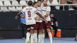 Jogadores do Fluminense comemoram gol em campo