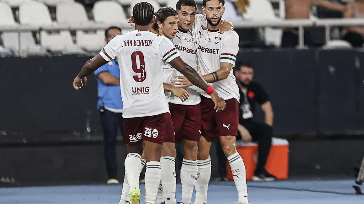 Jogadores do Fluminense comemoram gol em campo
