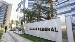 Fachada da sede da Polícia Federal, em Brasília, com bandeiras e placa da corporação