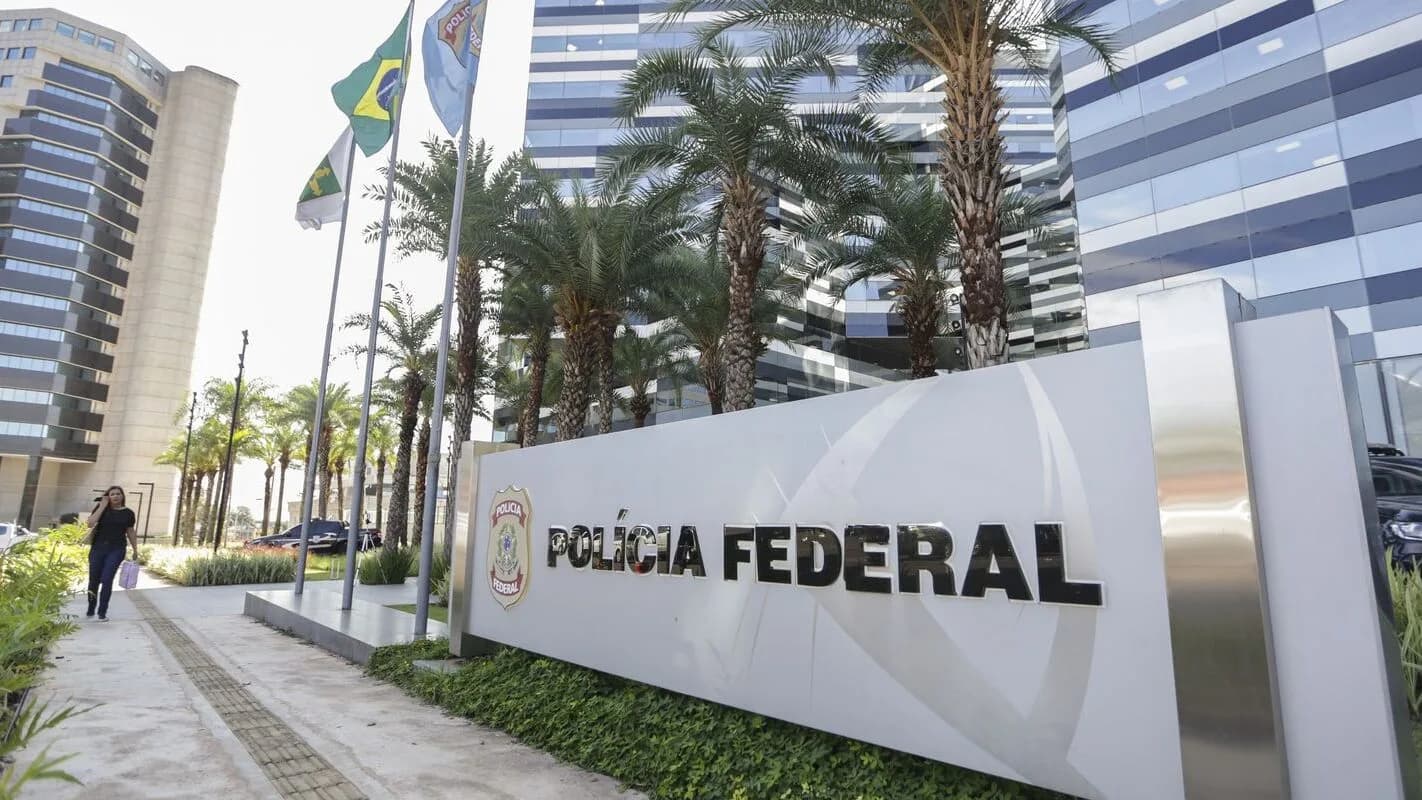 Fachada da sede da Polícia Federal, em Brasília, com bandeiras e placa da corporação