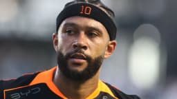Memphis Depay em campo, de cabeça, com uniforme laranja da Seleção da Holanda (foto de arquivo)