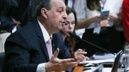 Senador Omar Aziz gesticula ao microfone durante sessão da CCJ do Senado