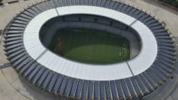 Vista aérea do estádio Mineirão com painéis solares instalados no telhado