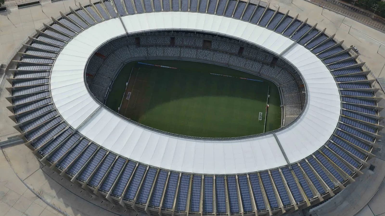 Vista aérea do estádio Mineirão com painéis solares instalados no telhado