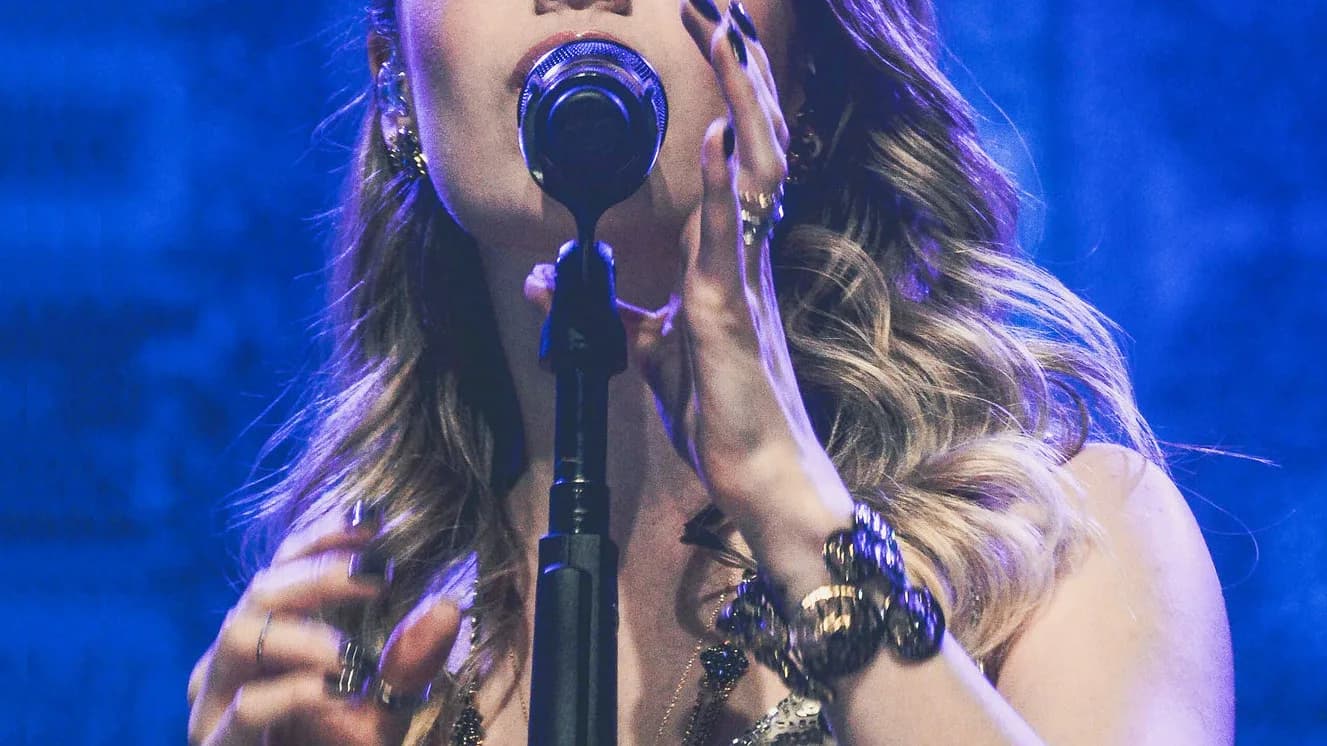Sandy canta ao microfone durante show
