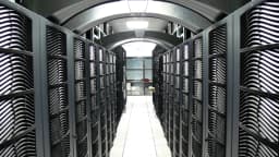 Corredor de servidores em um data center, com racks de equipamentos dos dois lados