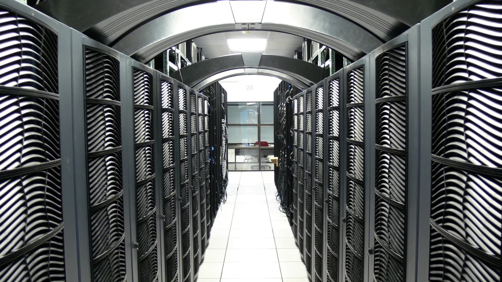 Corredor de servidores em um data center, com racks de equipamentos dos dois lados