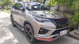 Toyota SW4 (Fortuner) estacionada, vista frontal