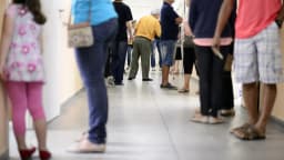 Fila de eleitores em zona eleitoral aguardando para votar