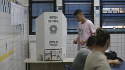 Eleitor vota em cabine da Justiça Eleitoral, foto de contexto do processo eleitoral brasileiro