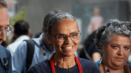 Marina Silva sorrindo em meio a público em evento na COP30, em Belém