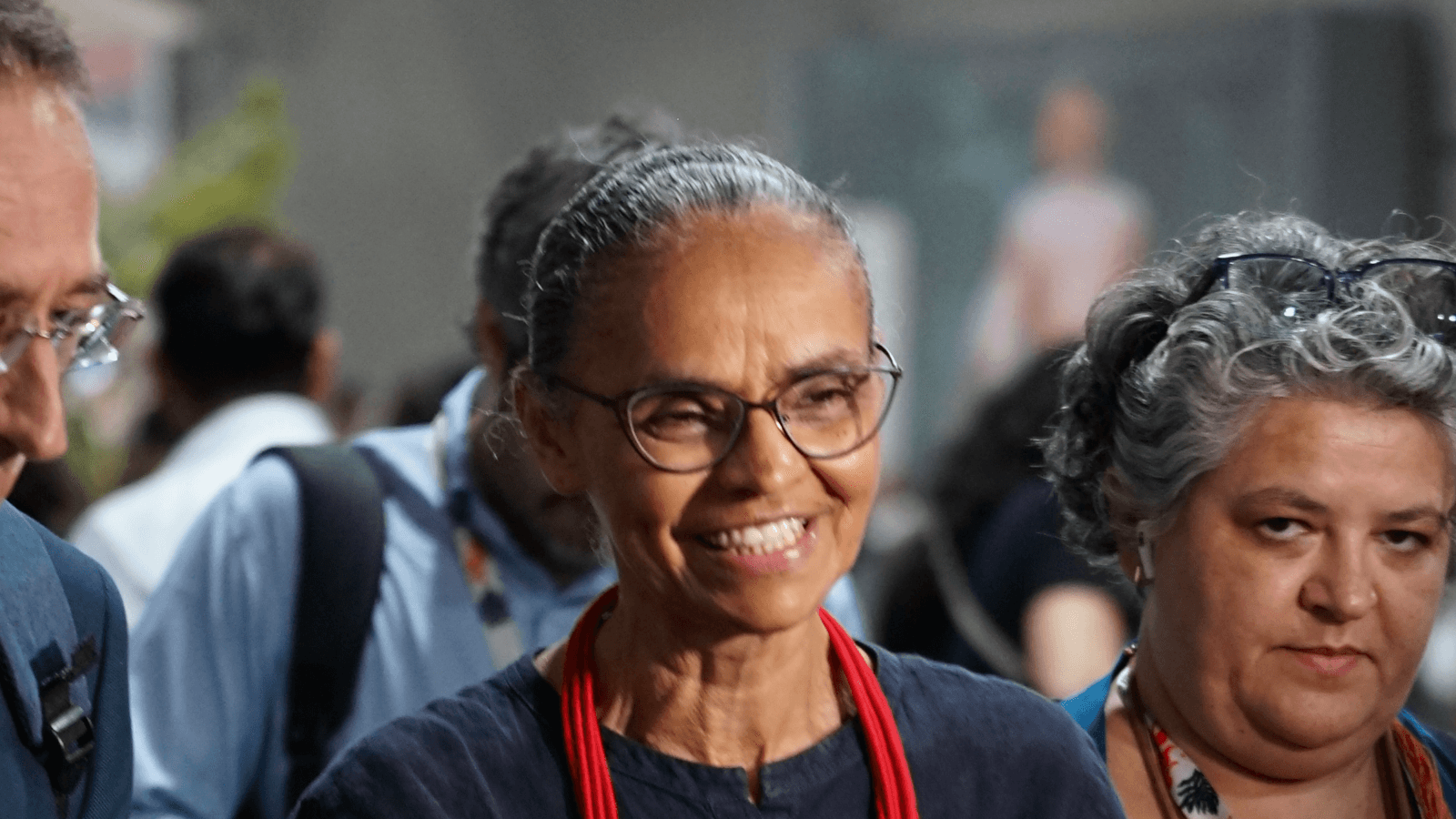 Marina Silva sorrindo em meio a público em evento na COP30, em Belém