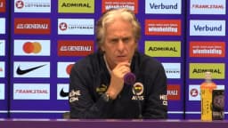 Jorge Jesus em entrevista coletiva, com mão no queixo