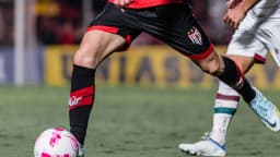 Jogador do Atlético-GO com a bola em disputa contra adversário do Fluminense em jogo de arquivo