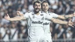 Jogadores do Santos comemoram gol em jogo do Brasileirão