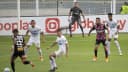 Jogadores em disputa de bola na Vila Belmiro, estádio do Santos, em foto de arquivo