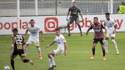 Jogadores em disputa de bola na Vila Belmiro, estádio do Santos, em foto de arquivo