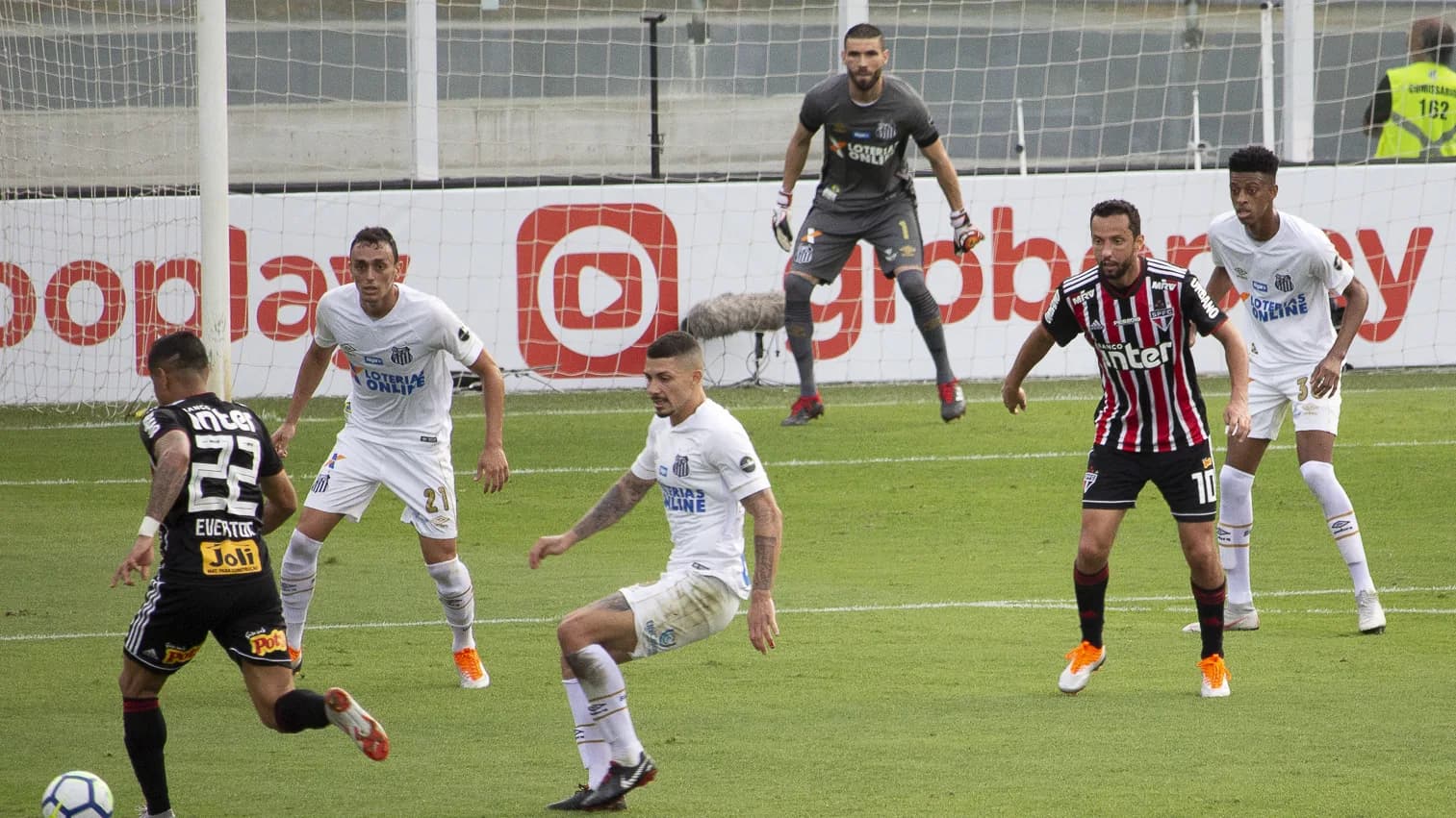 Jogadores em disputa de bola na Vila Belmiro, estádio do Santos, em foto de arquivo
