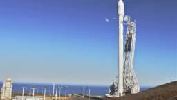 Foguete Falcon 9 da SpaceX decola da base de Vandenberg, na Califórnia
