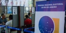 Eleitores realizam cadastro biométrico em posto do TRE-RJ