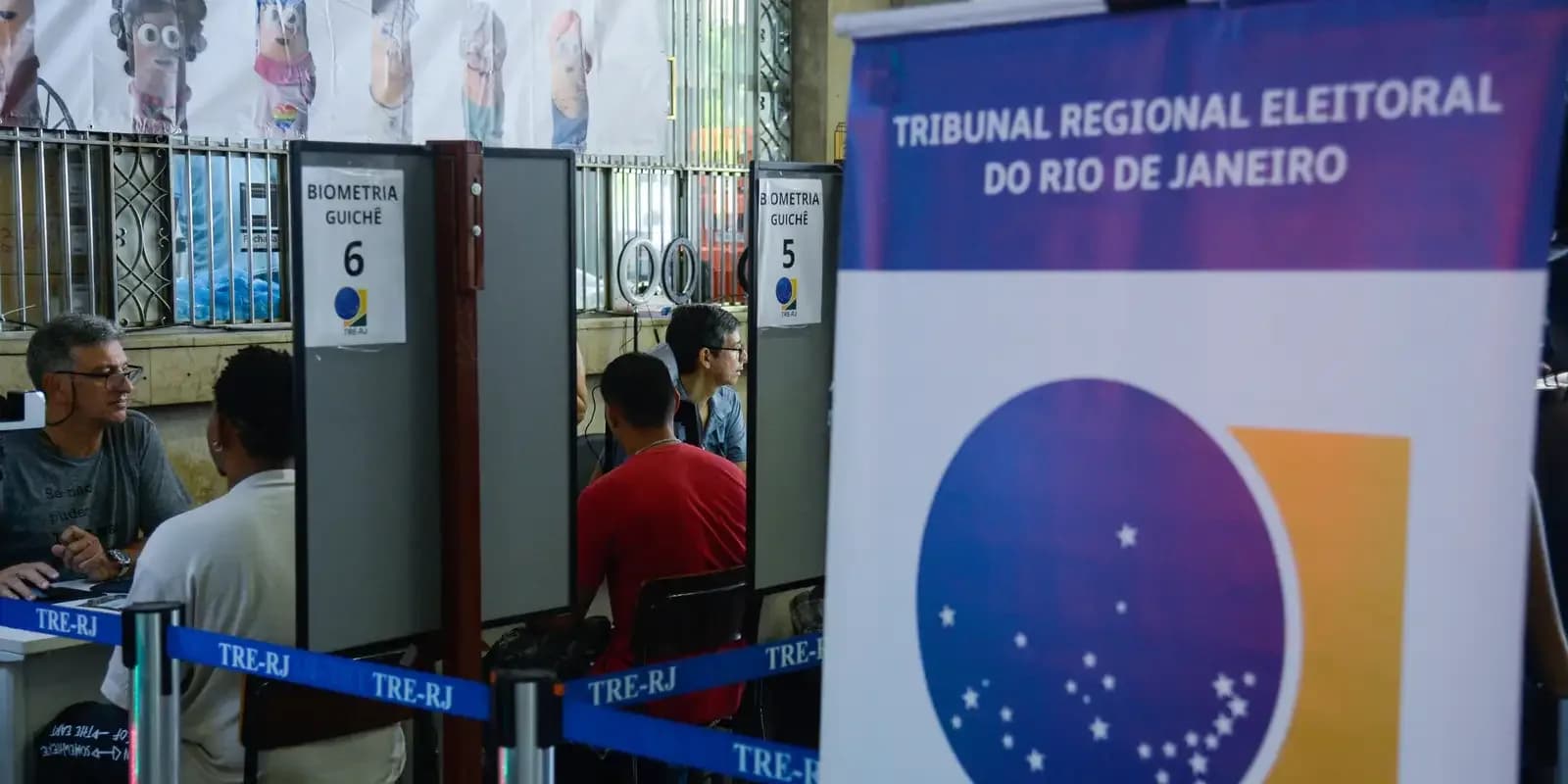 Eleitores realizam cadastro biométrico em posto do TRE-RJ