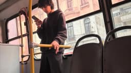 Adolescente usa o celular dentro de um ônibus