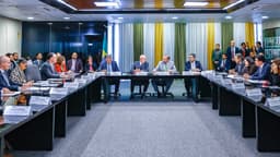 Autoridades reunidas em torno de uma mesa em U na sala do Conselho Nacional de Política Energética, no Ministério de Minas e Energia, em imagem de arquivo de agosto de 2024