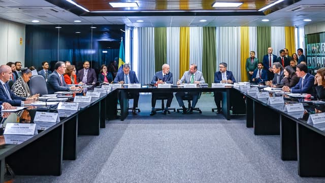 Autoridades reunidas em torno de uma mesa em U na sala do Conselho Nacional de Política Energética, no Ministério de Minas e Energia, em imagem de arquivo de agosto de 2024
