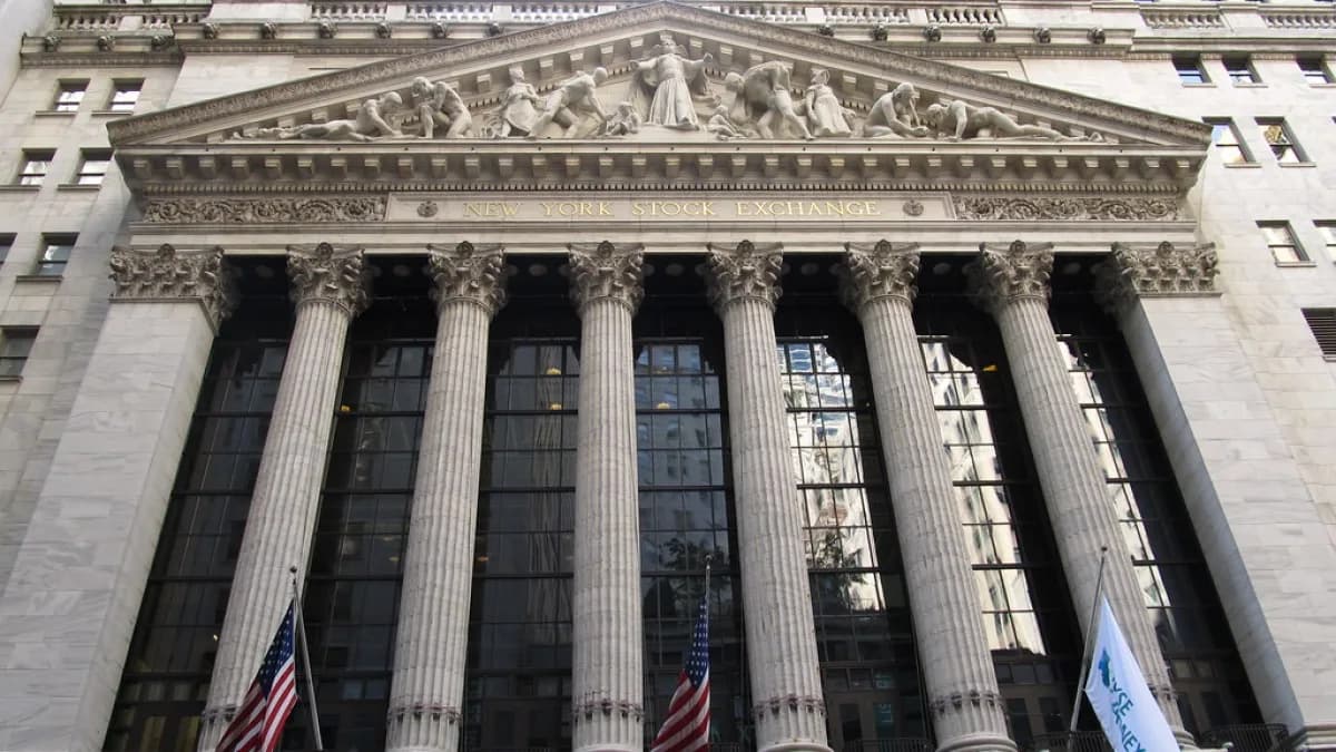 Fachada da Bolsa de Valores de Nova York (NYSE), em Wall Street