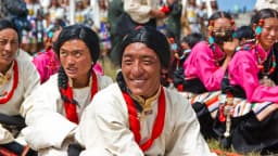 Moradores tibetanos em trajes tradicionais durante celebração na região do Tibete, na China (foto de arquivo)