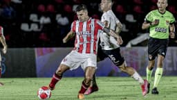 Jogador do Corinthians disputa bola em partida de arquivo pelo Campeonato Brasileiro
