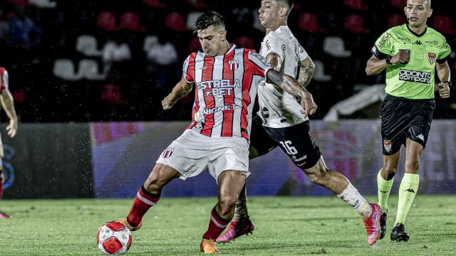 Jogador do Corinthians disputa bola em partida de arquivo pelo Campeonato Brasileiro