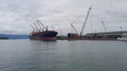 Navio graneleiro carregado em porto, usado para transporte de grãos de exportação