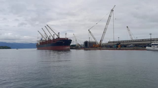 Navio graneleiro carregado em porto, usado para transporte de grãos de exportação