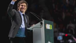 Javier Milei discursa em evento com o punho erguido