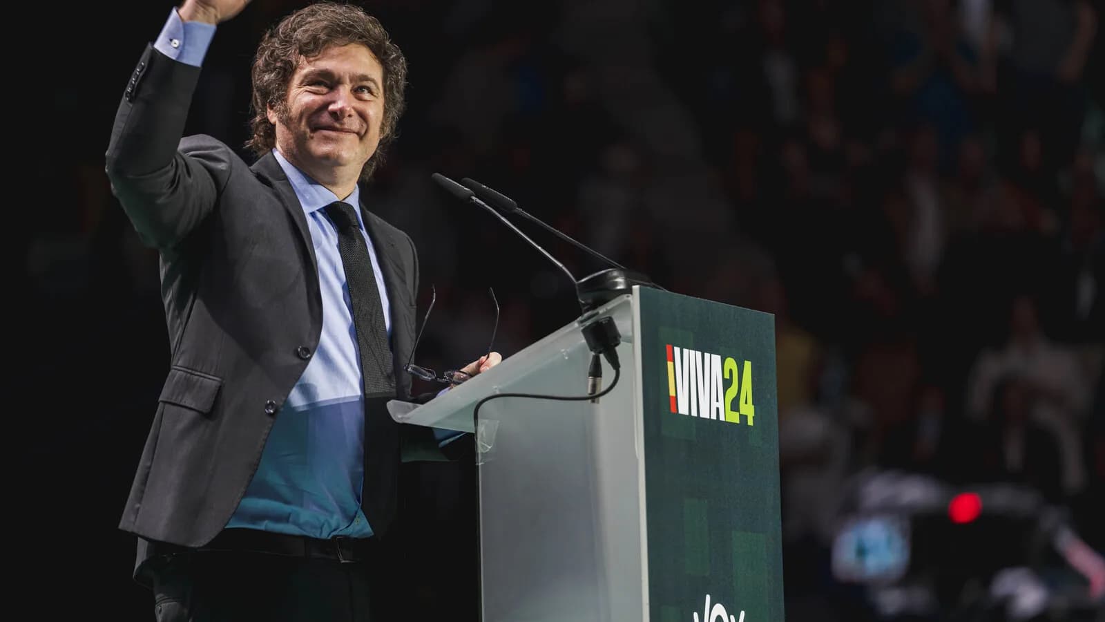Javier Milei discursa em evento com o punho erguido