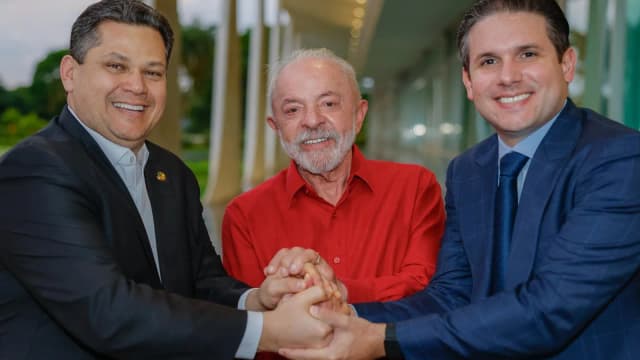 Lula, Davi Alcolumbre e Hugo Motta de mãos dadas em reunião no Palácio do Planalto