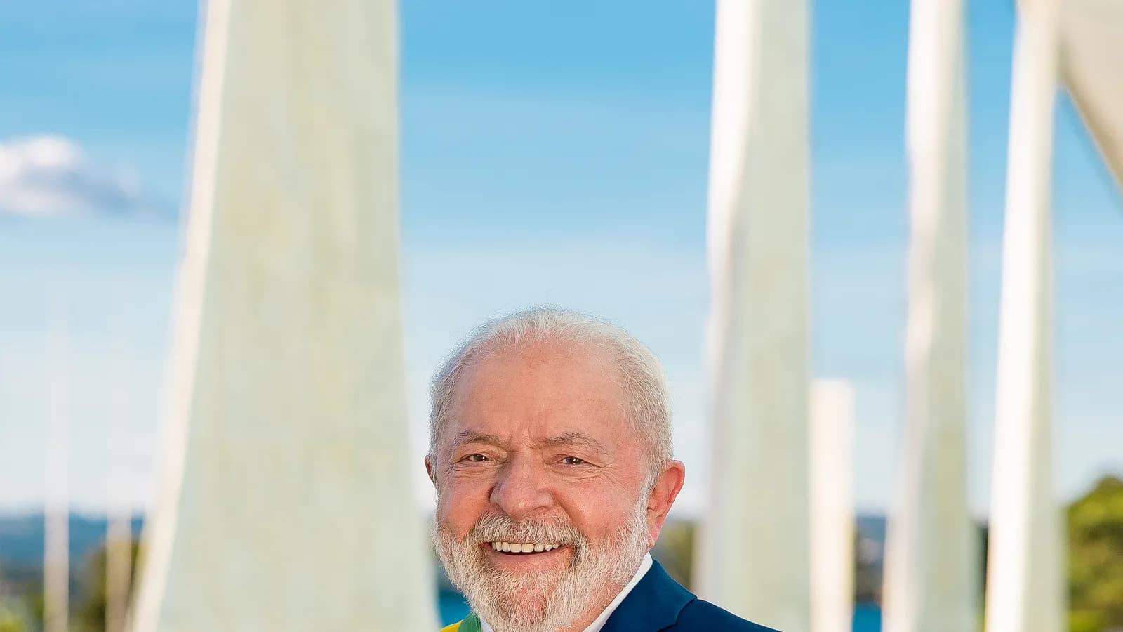 Retrato oficial do presidente Luiz Inácio Lula da Silva sorrindo, usando a faixa presidencial