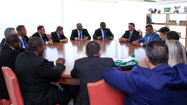 Deputado Otoni de Paula em reunião com o então presidente Jair Bolsonaro e comitiva, no Planalto, em 2022