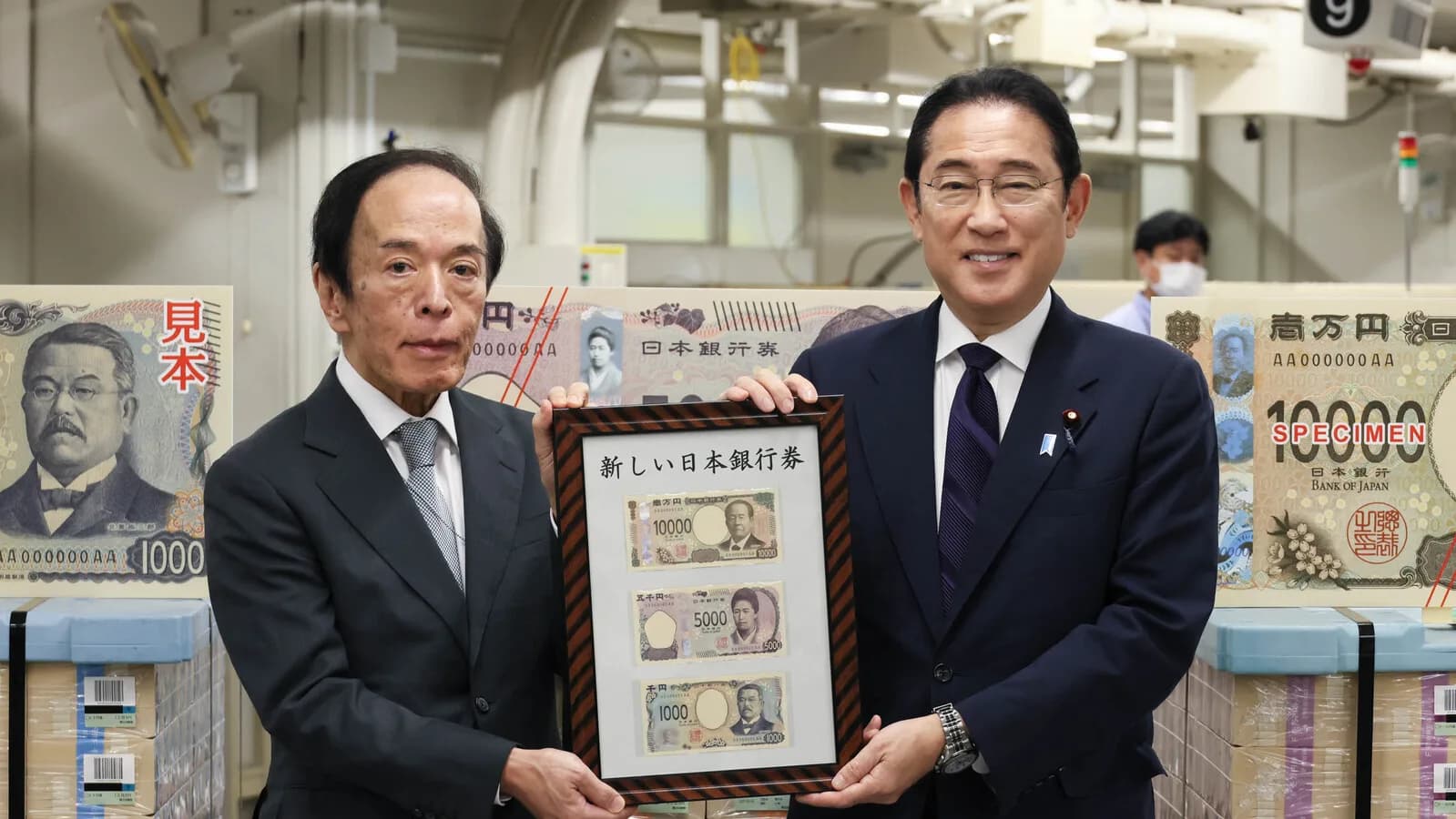 Kazuo Ueda, presidente do Banco do Japão, ao lado do então primeiro-ministro Fumio Kishida