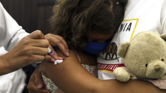 Criança recebe atendimento médico pediátrico, em imagem de arquivo ilustrativa